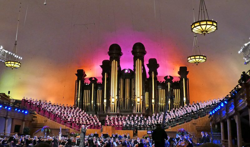 Coro cantando junto a un órgano monumental
