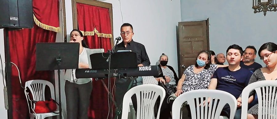 El coro acompañando una velación con teclado y voces