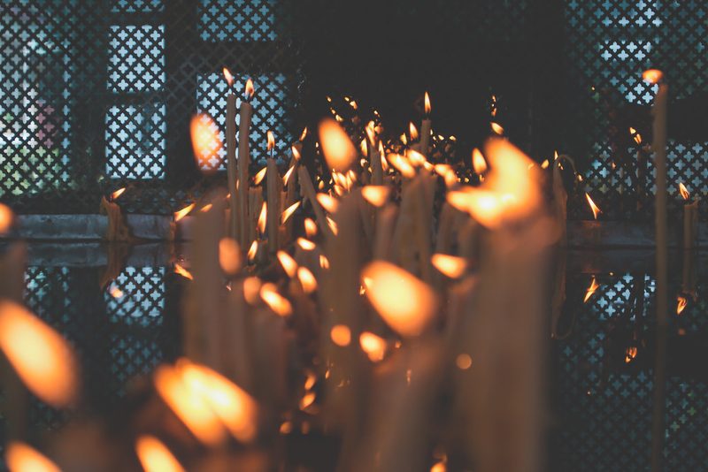 Velas encendidas con luz dorada en un ambiente de recogimiento