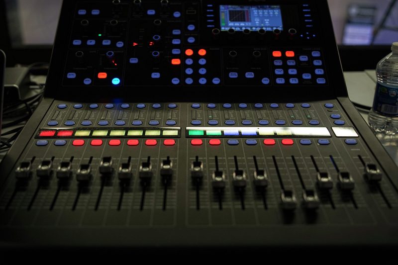 Consola de sonido profesional con controles iluminados