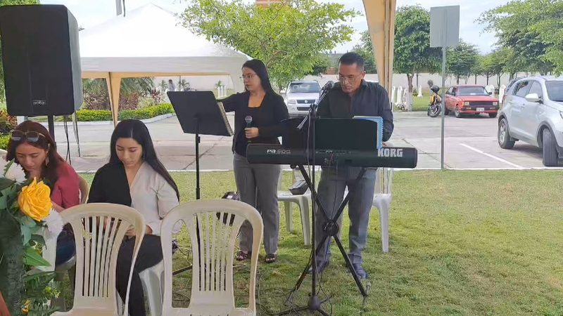 El coro acompañando una ceremonia en un camposanto