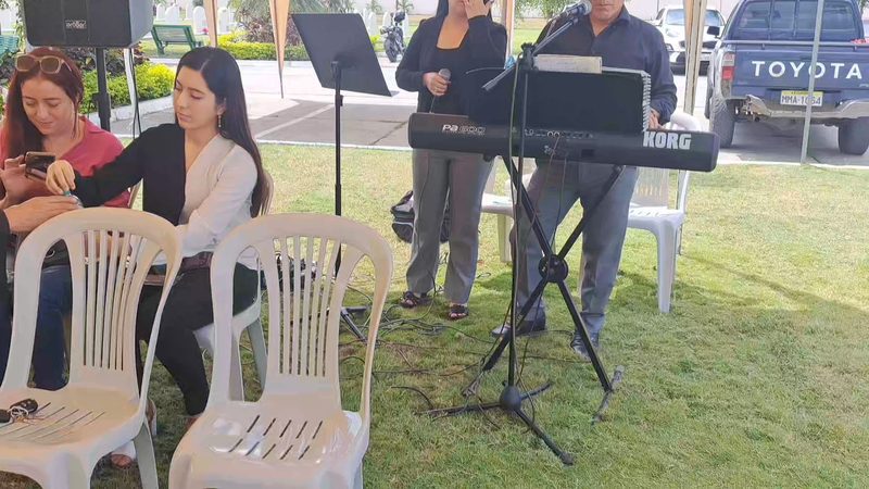 Ceremonia de despedida acompañada por el coro