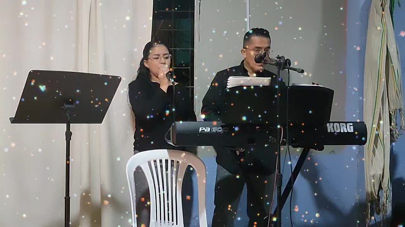 El coro en una presentación con voz y teclado