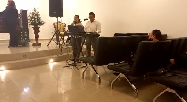 El coro interpretando en una capilla